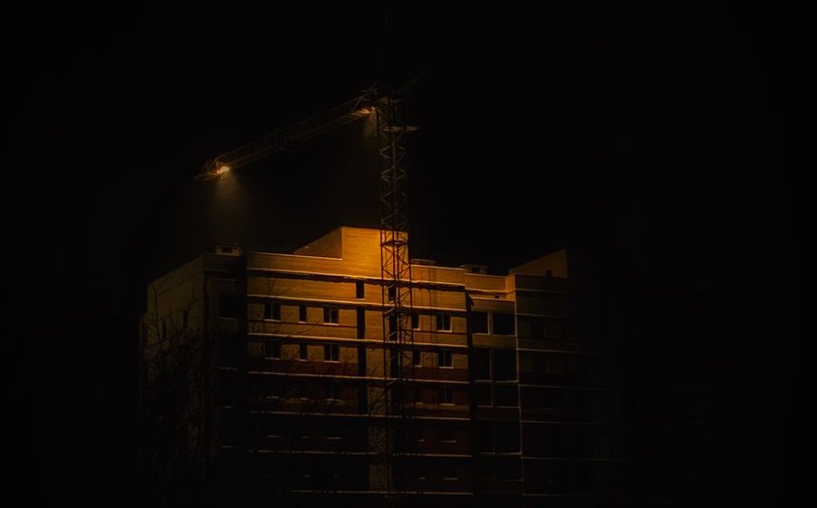 Obra iluminada à noite com torre LED